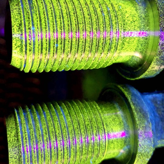 Fluorescent magnetic particle inspection of rod connections